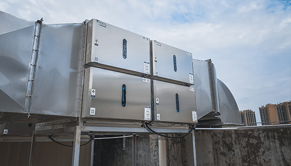 小餐飲店裝油煙凈化器還是煙罩式油煙凈化器一體機(jī)好?